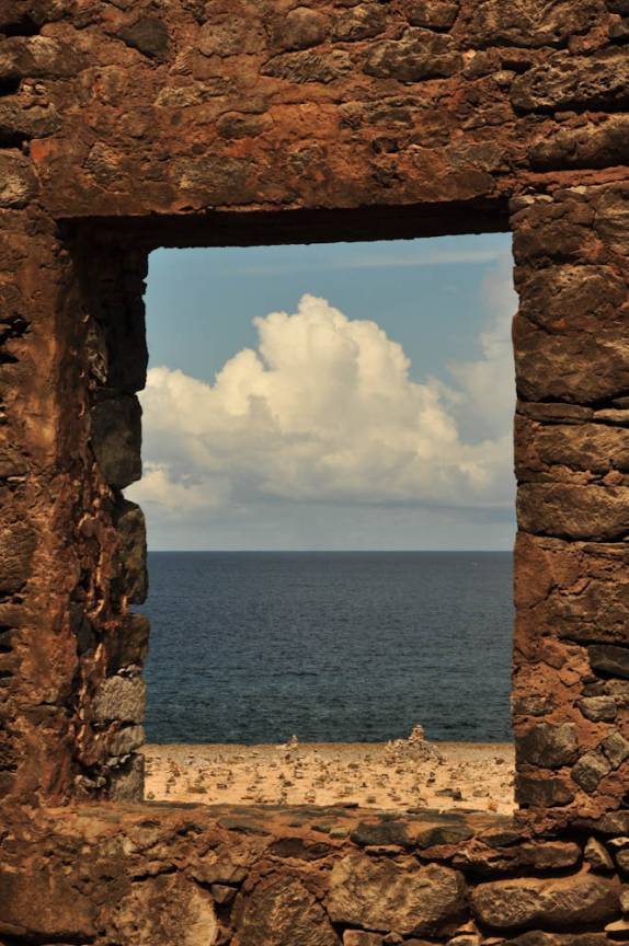 Ruínas seculares com vista para o mar, em Aruba